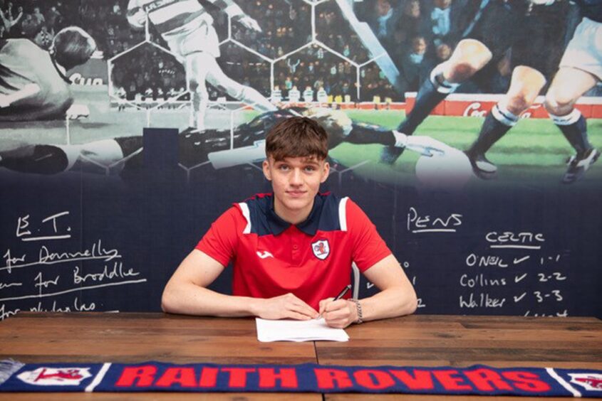 Kai Montagu signs his contract with Raith Rovers.