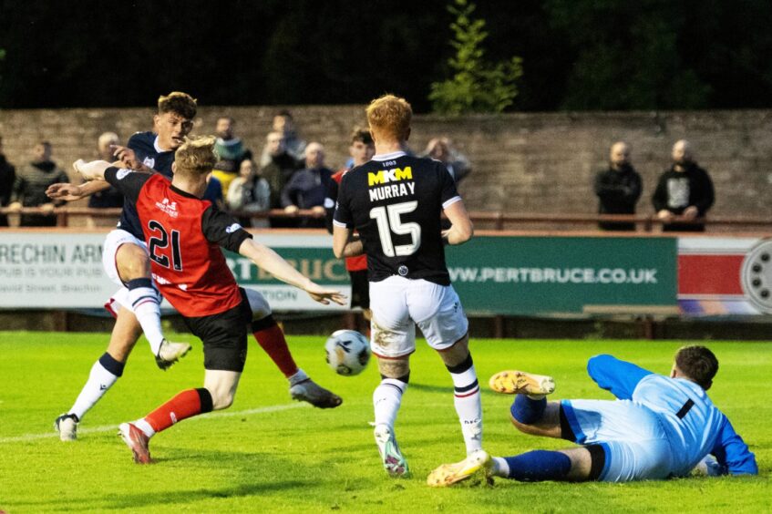 Seb Palmer-Houlden makes no mistake on the rebound to put Dundee 3-1 to the good. Image: Paul Devlin/SNS