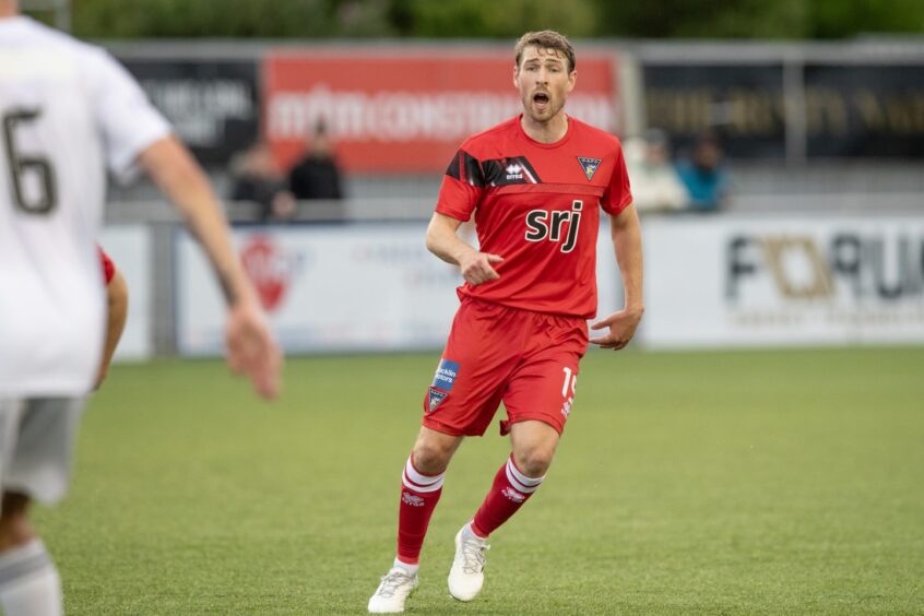David Wotherspoon calls out to his new Dunfermline Athletic FC team-mates in his debut against Cove Rangers.