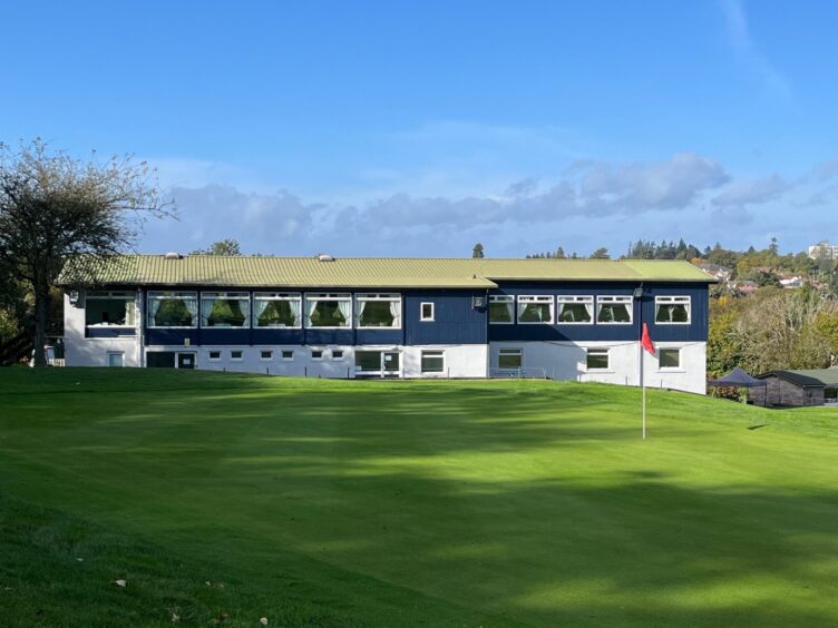 Craigie Hill club house with golf hole in front