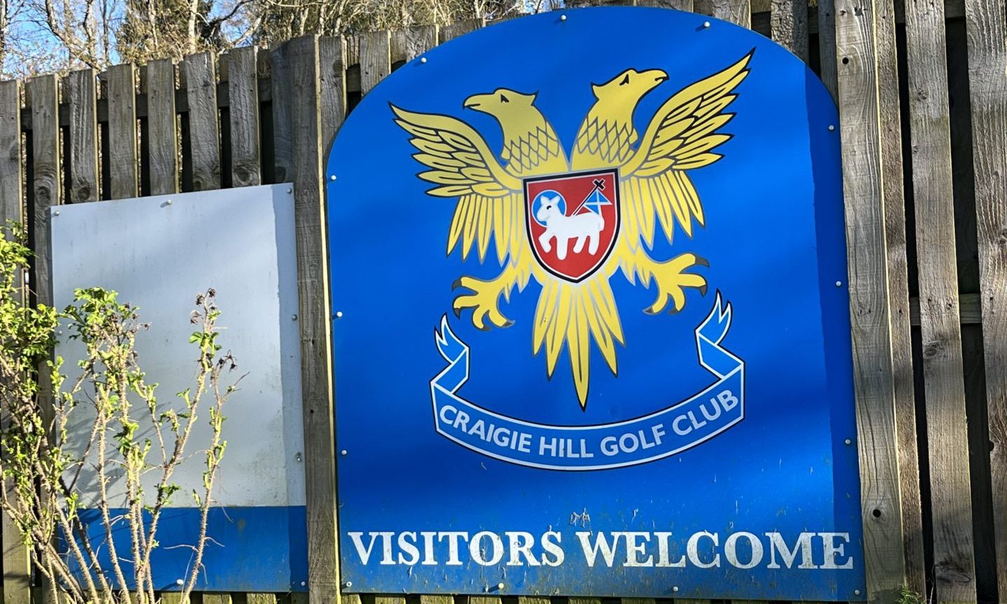 A sign for Craigie Hill Golf Club.