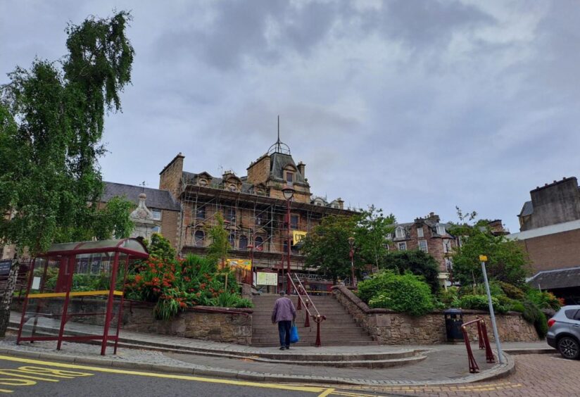 Crieff's James Square, with fountain and Drummond Arms behind