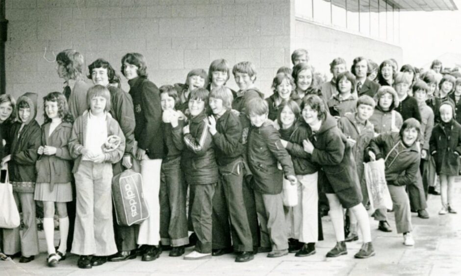 A large queue outside the swimming baths in July 1974.