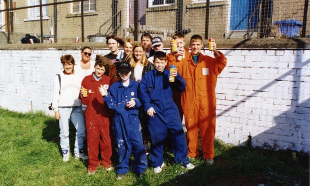 Spay can art team in Kirkton in August 1994. Image: DC Thomson.