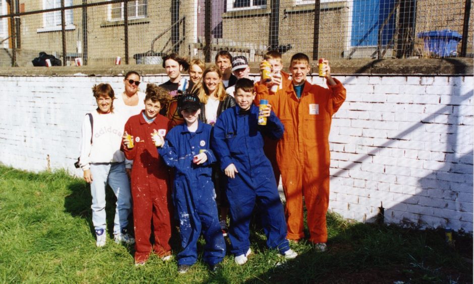 Spay can art team in Kirkton in August 1994. Image: DC Thomson.