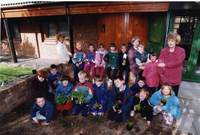 Primary 3 pupils from Douglas Primary School in 1994. 