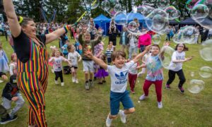 Poppy Bubbles entertains kids and adults alike at Carnoustie Gala Day. Image: Steve Brown/DC Thomson