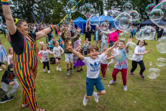 Poppy Bubbles entertains kids and adults alike at Carnoustie Gala Day. Image: Steve Brown/DC Thomson