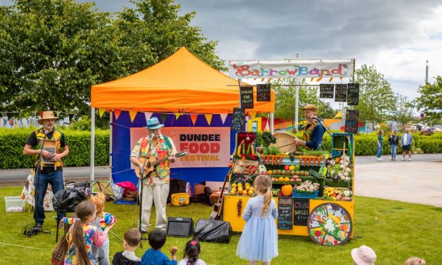 'The Barrowband' entertain the kids. Image: Steve Brown/DC Thomson.