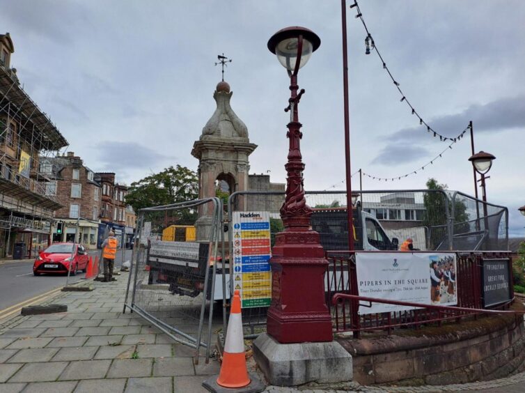 Metal fencing being removed from around Crieff's Murray fountain 