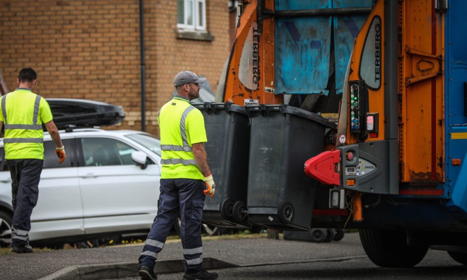 Bin workers will go on strike in Tayside Fife and Stirling later this month.