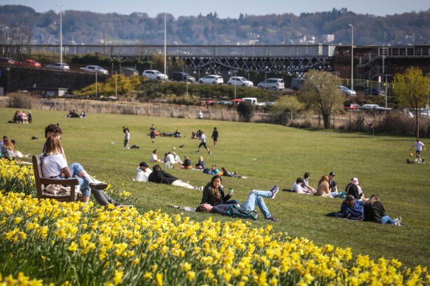 Magdalen Green in Dundee in the sunshine.