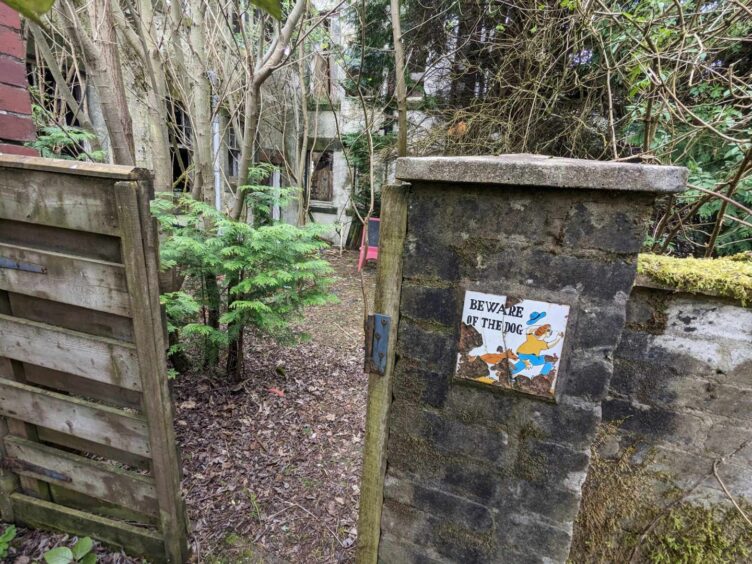 A sign warns visitors to 'beware of the dog'. Image: Gayle Ritchie.