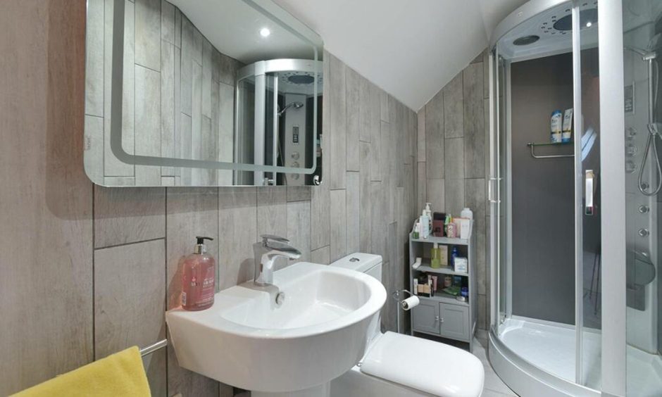 En-suite bathroom at Dean Park House near Dunfermline.