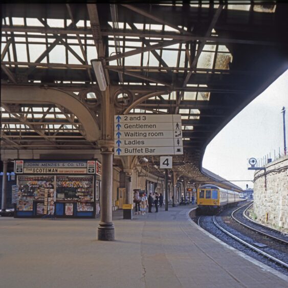 How platform 4 at Dundee station looked in the early 1980s, with its John Menzies concession. 