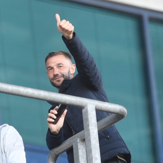 Former Hibs and Ranges midfielder Kevin Thomson gives the thumbs up for the camera.