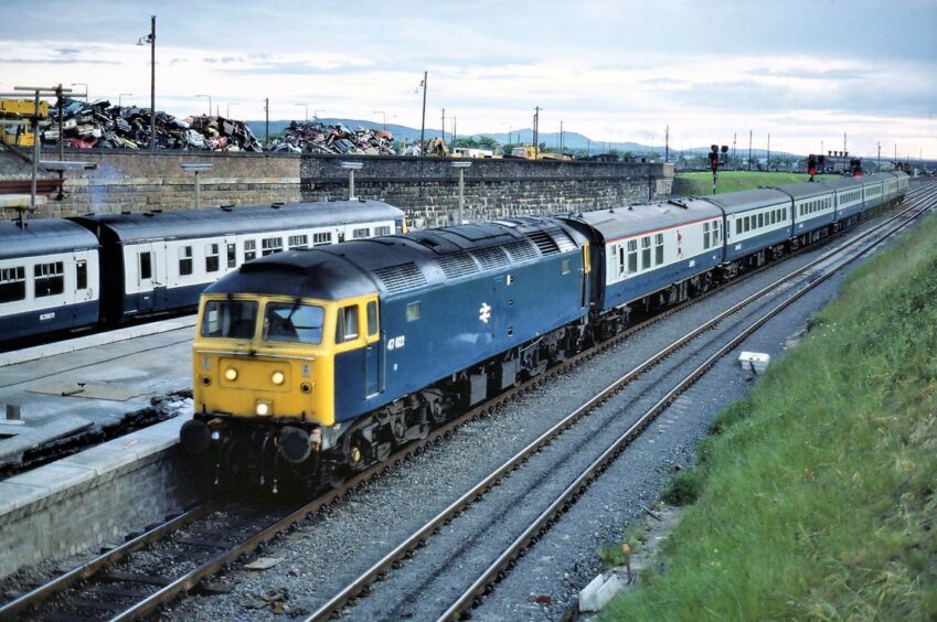 The scrapyard is visible in the background as 47622 pulls into Dundee station.