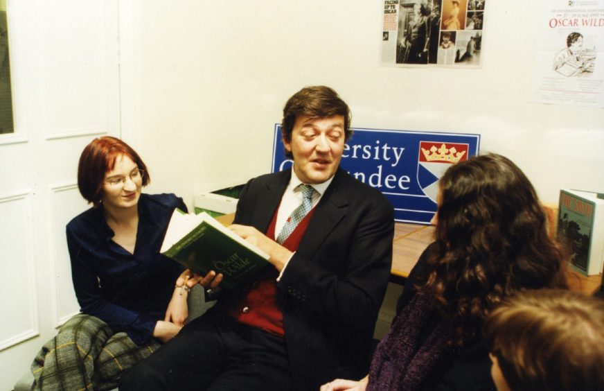 Stephen Fry discusses Oscar Wilde's work with students. 