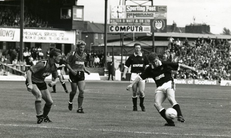 Keith Wright scores Dundee's first goal against United in August 1989. Image: DC Thomson.