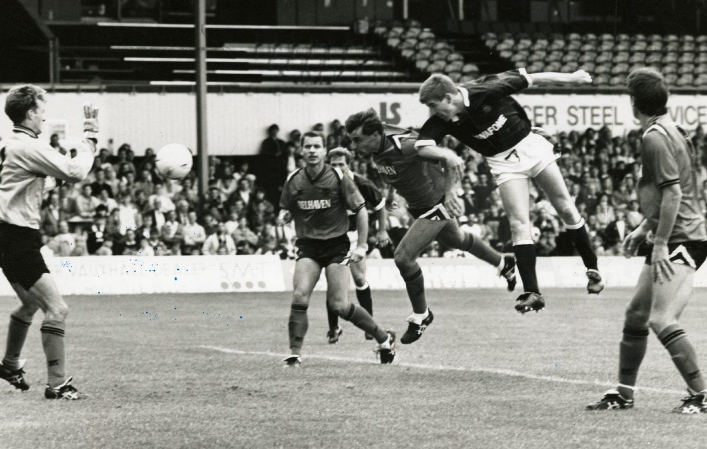 Keith Wright scores the equaliser at Dens Park.