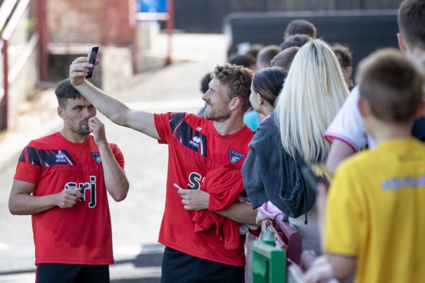 David Wotherspoon takes a selfie with Dunfermline Athletic F.C. supporters.