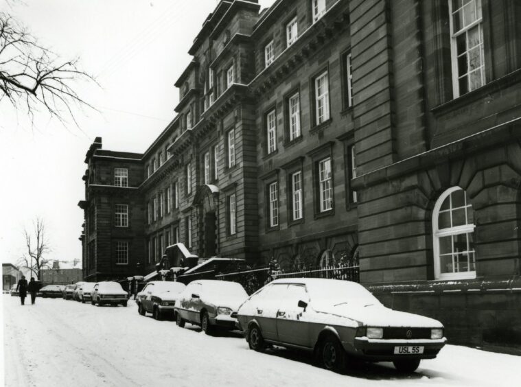 Heavy snow covers cars outside the Scrymgeour Building in 1985.