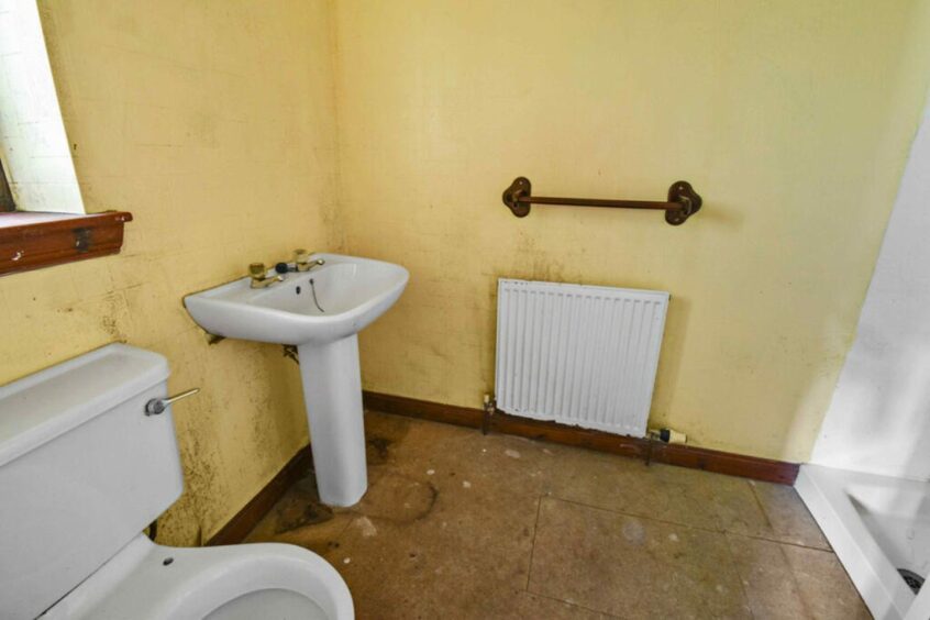 The en-suite.