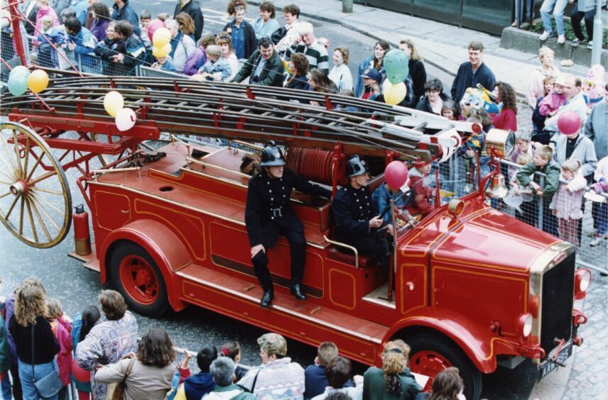 A retro fire engine at the Dundee Festival parade in 1994. 