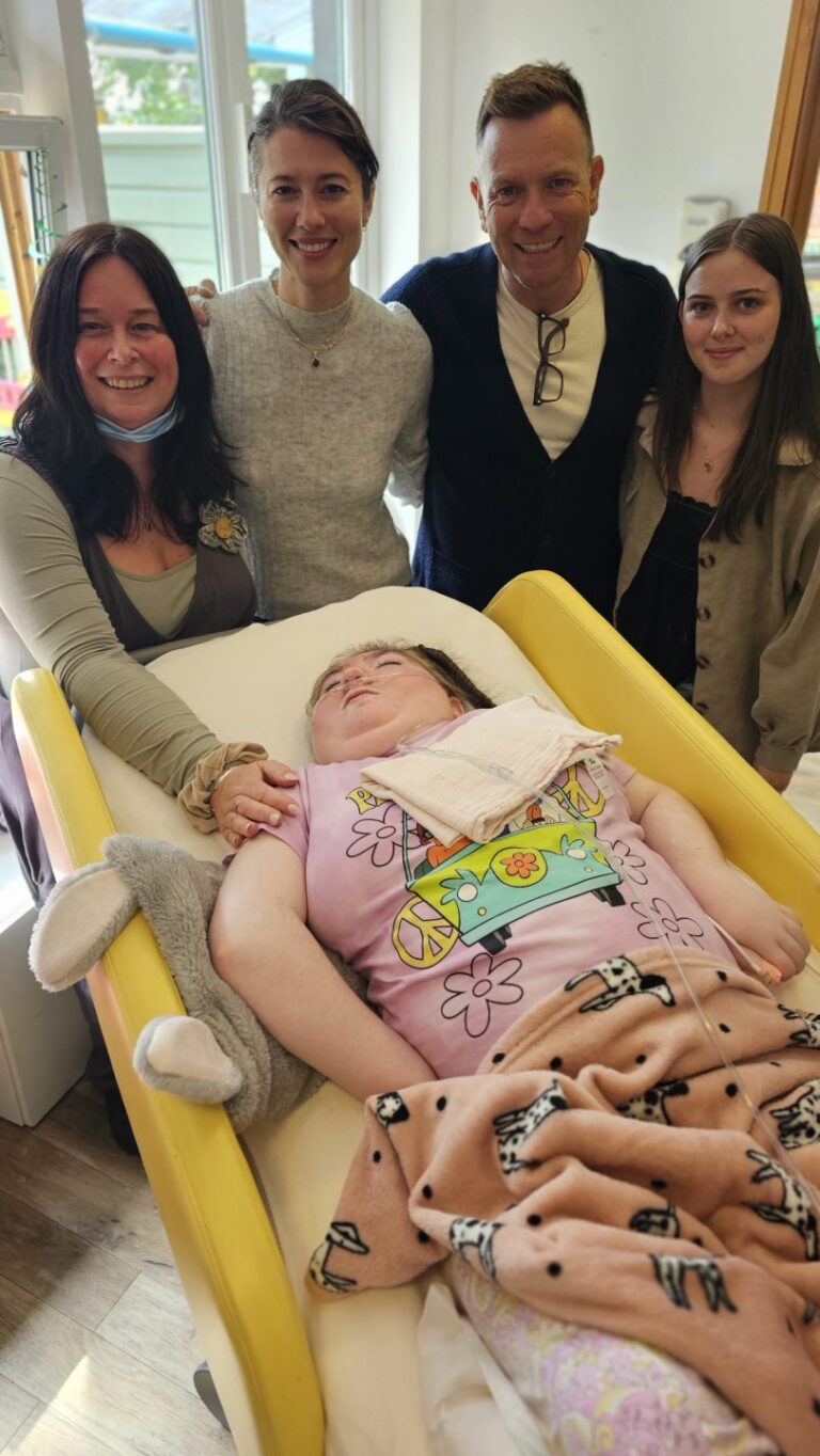 Ewan McGregor 'unrecognisable' in visit to Dundee Taypark House