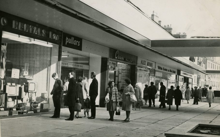 People outside the entrance to William Low in the Overgate in October 1963. 