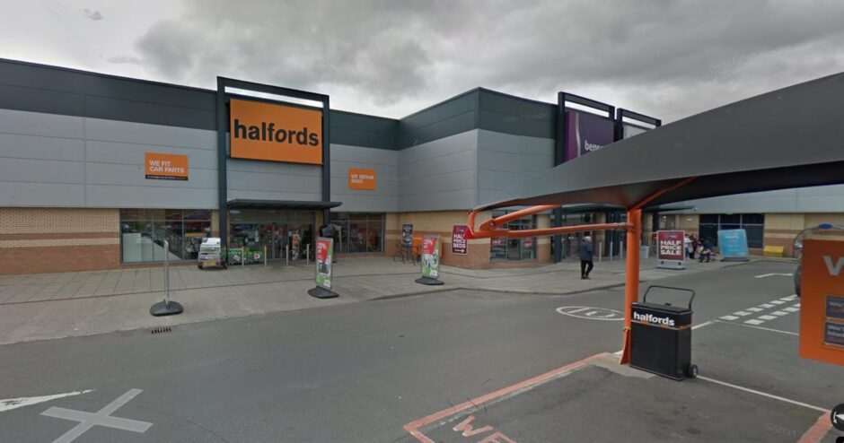 Halfords, Perth