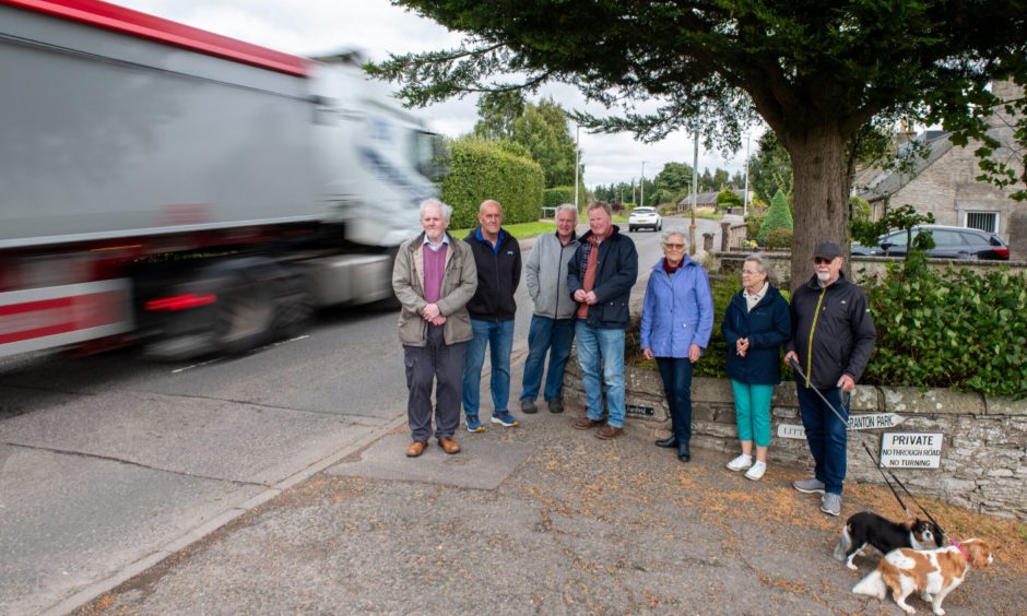 Gowanbank residents near Forfar have submitted a petition calling for a speed cut.