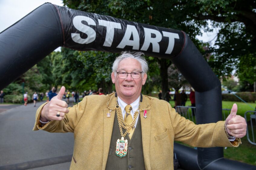 Fife Provost Jim Leishman gets the 2024 Kirkcaldy half marathon under way