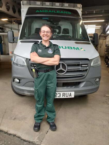 Ambulance technician Kayleigh says powerlifting boosts mental health