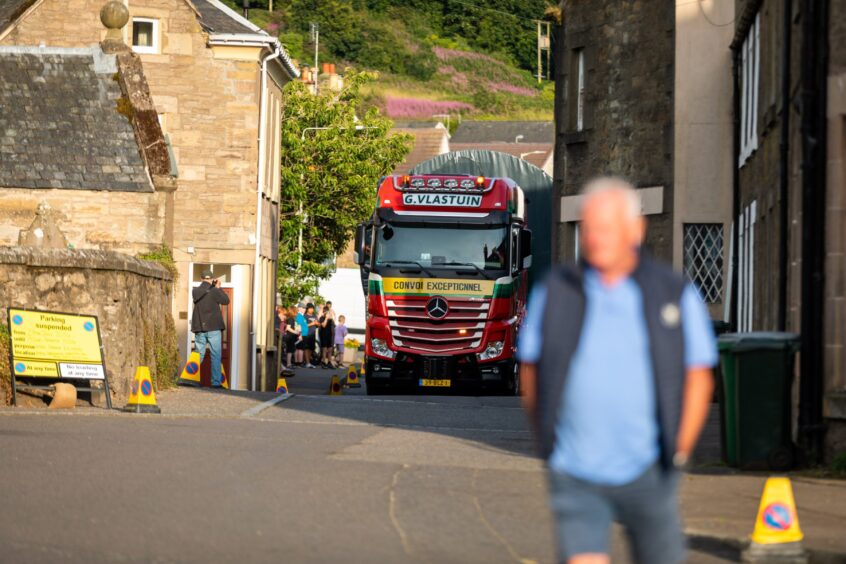 Lorry carrying turbine parts passing through Dunning