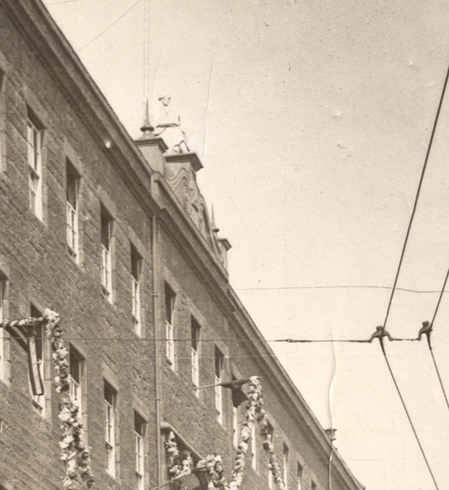 The statue of James Watt on the building in 1914. 