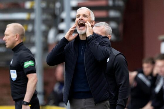 Dundee United boss Jim Goodwin encourages his side against Rangers. Image: Craig Williamson/SNS