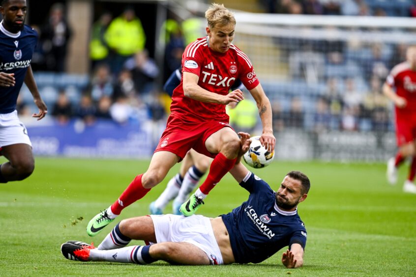 Image: Clark Robertson started his first game for Dundee. Image: Rob Casey/SNS