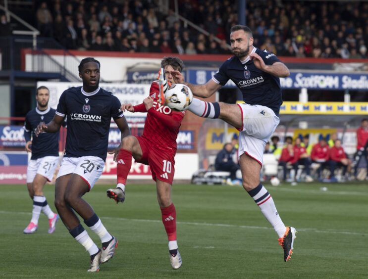 Clark Robertson tidies up on his Dundee debut alongside Billy Koumetio. Image: Rob Casey/SNS