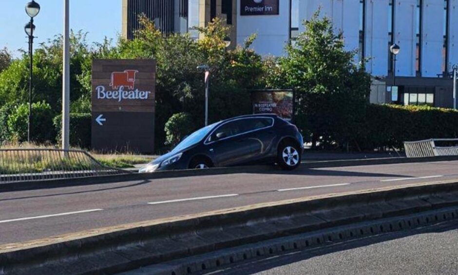 Riverside Drive Car crashes through railings in Dundee