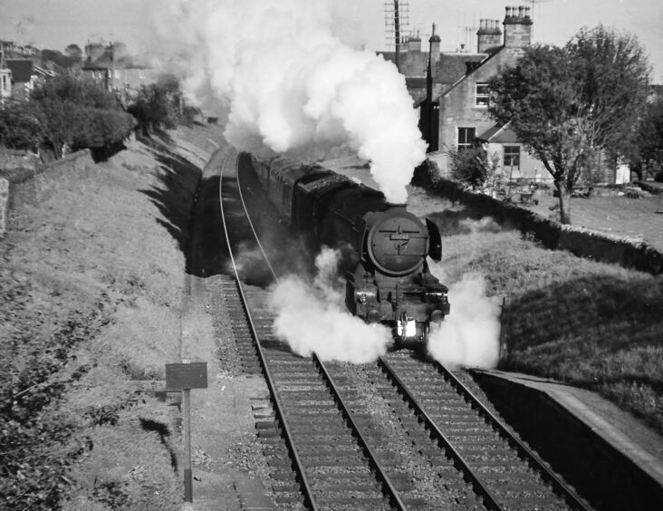 Blenheim passing through West Ferry in 1962, with steam billowing into the air