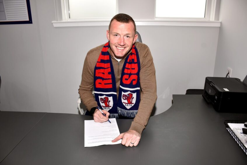 Neill Collins puts pen to paper on a three-year deal with Raith Rovers.