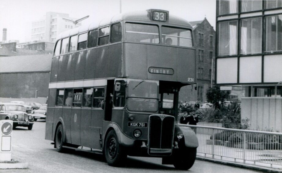 Bus 231 navigates the Nethergate roundabout on the way to Fintry in 1968. 