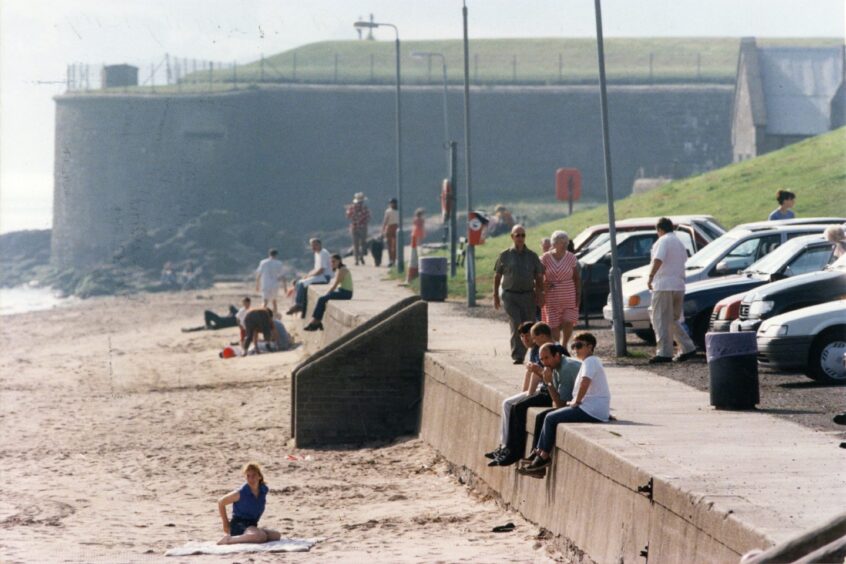 Sun seekers at Broughty Ferry in September 1998