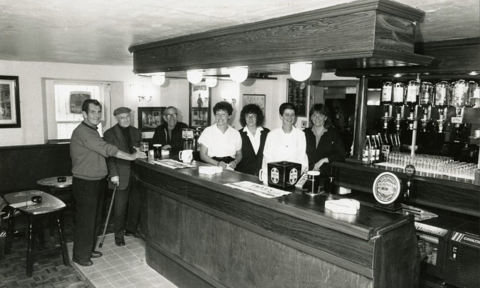 Regulars enjoy a drink at the Invergowrie Inn in September 1989. Image: DC Thomson.