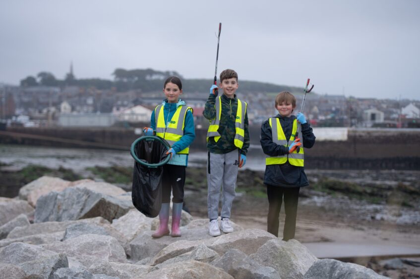 Ladyloan primary pupils Arbroath beach litter pick.