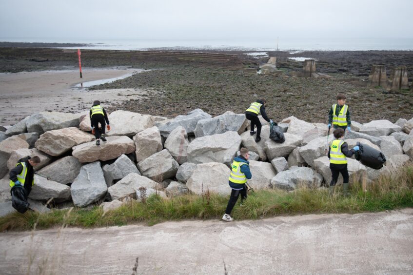 Ladyloan pupils beach clean-up at Arbrioath.