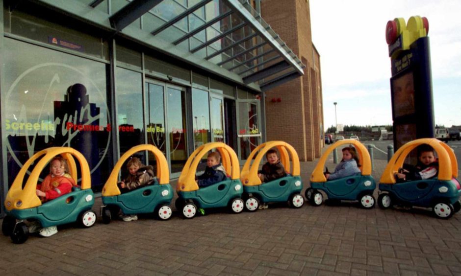 Drive-in theatre: Children from Mid Craigie primary arrive for a screening. Image: Dundee Fotopress.