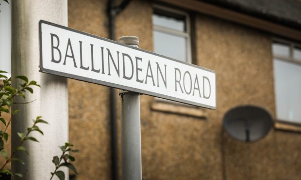 Locals reported a large police presence on Ballindean Road. Image: Mhairi Edwards/DC Thomson