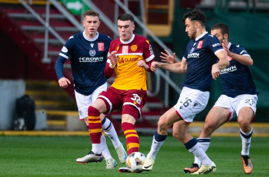 Dundee midfielders Scott Fraser and Fin Robertson get to grips with Motherwell star Lennon Miller. Image: Sammy Turner/SNS